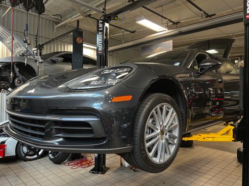 Used 2018 Porsche Panamera image 10