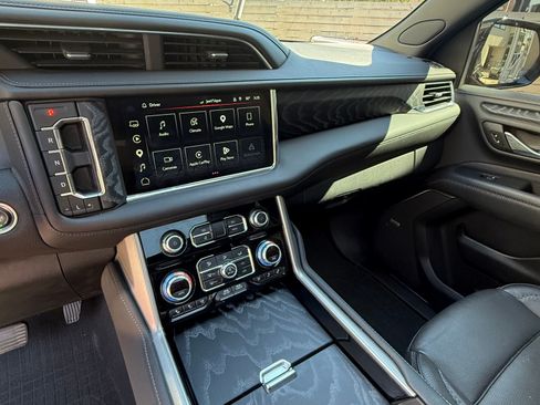 Used 2023 GMC Yukon XL Denali image 11
