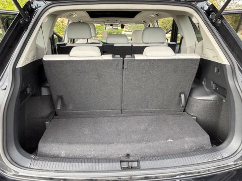 Used 2020 Volkswagen Tiguan SE w/ Panoramic Sunroof Package FWD image 18