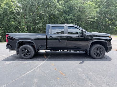 Used 2024 Chevrolet Silverado 2500 LT w/ Midnight Edition AWD/4WD image 6