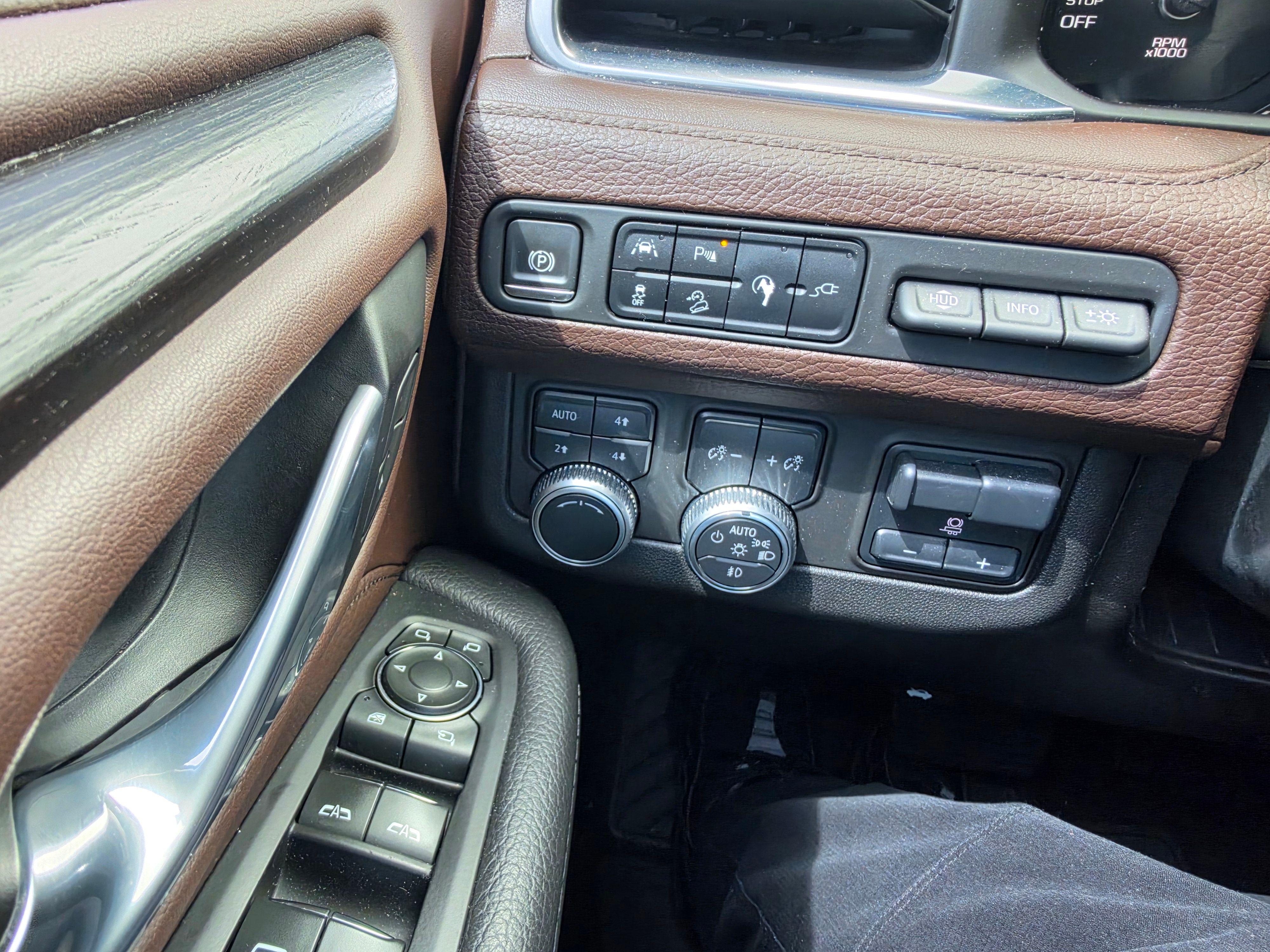 Used 2021 GMC Yukon Denali w/ Denali Premium Package AWD/4WD image 6
