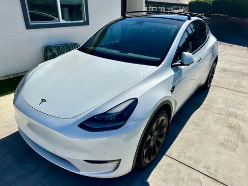 Used 2022 Tesla Model Y Long Range image 9