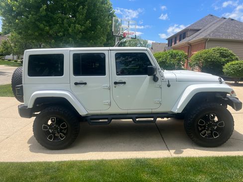 Used 2018 Jeep Wrangler Unlimited Sahara AWD/4WD image 6
