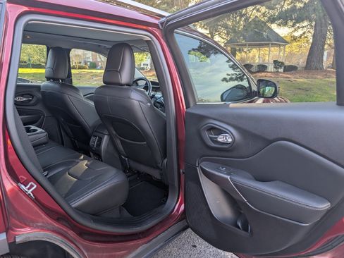 Used 2021 Jeep Cherokee Limited image 19