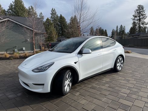 Used 2021 Tesla Model Y Long Range image 1