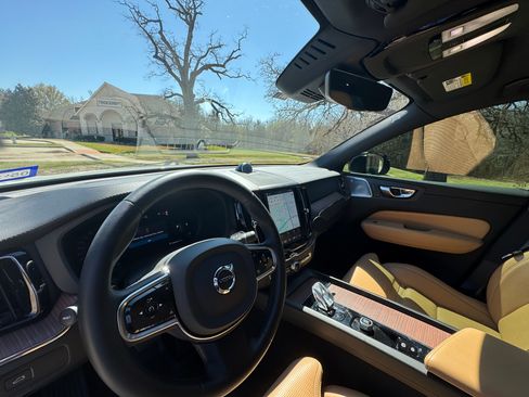 Used 2023 Volvo XC60 B6 Ultimate w/ Protection Package Premier image 10