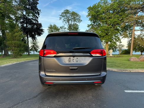 Used 2017 Chrysler Pacifica Touring-L FWD image 6