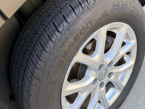 Used 2016 Jeep Cherokee Sport image 15