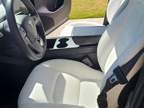 Used 2022 Tesla Model Y Long Range image 11