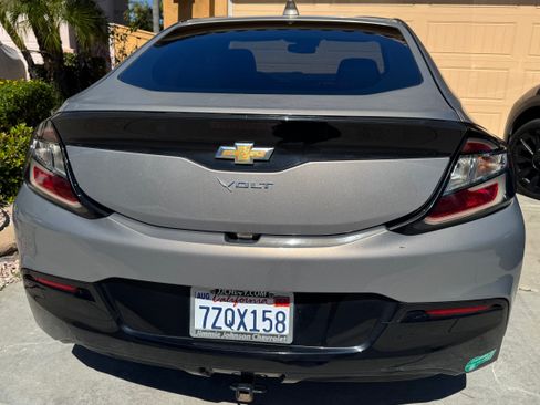 Used 2017 Chevrolet Volt LT w/ Comfort Package image 4