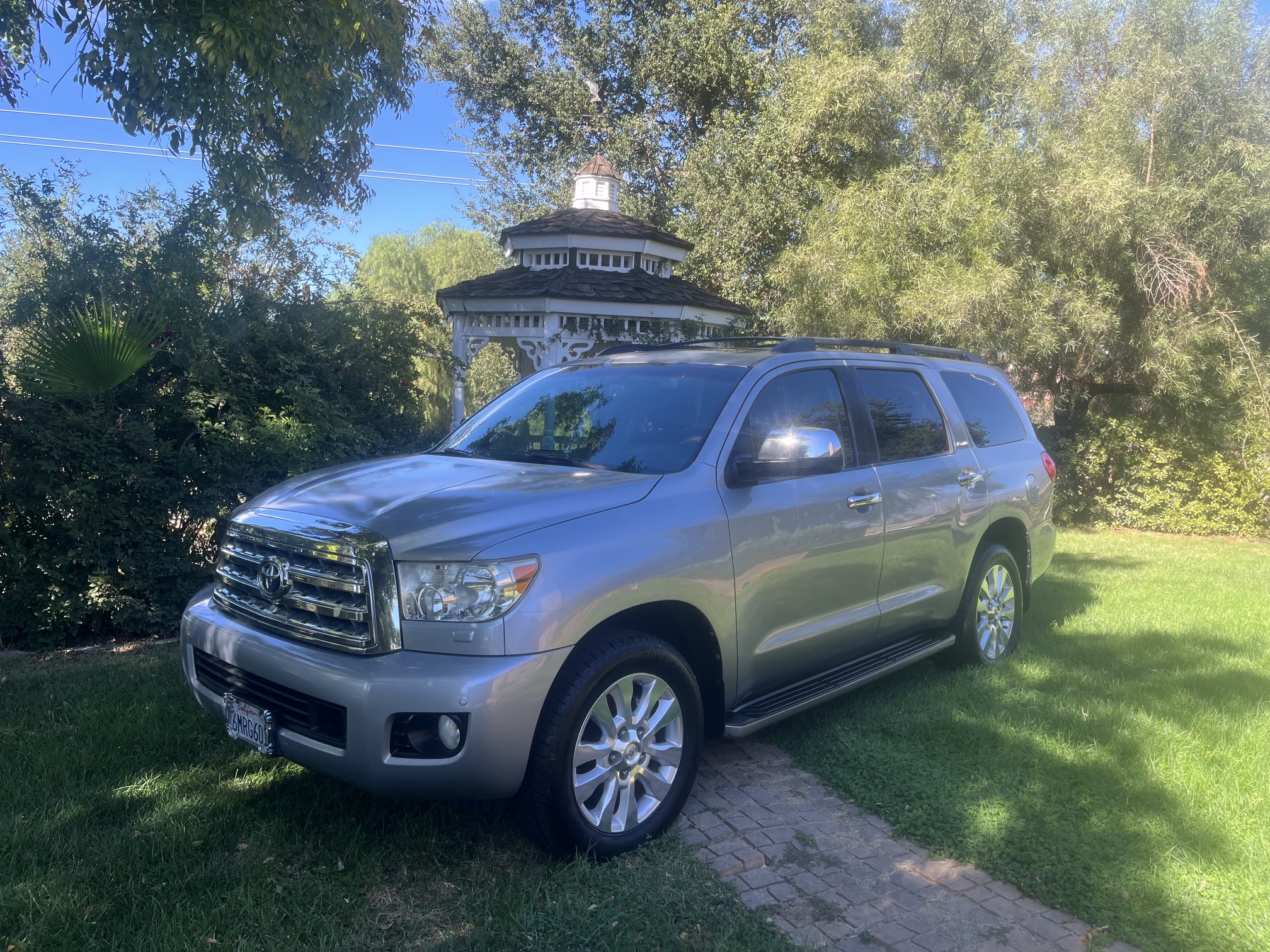 Used 2010 Toyota Sequoia Platinum RWD image 2