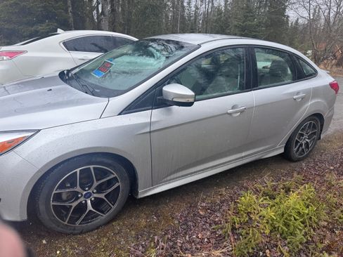 Used 2015 Ford Focus SE w/ SE Sport Package FWD image 2