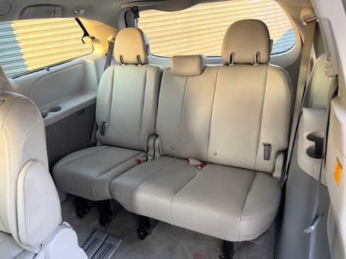 Used 2011 Toyota Sienna LE FWD image 10