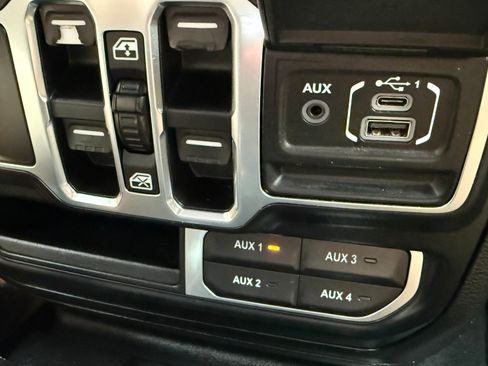 Used 2020 Jeep Wrangler Unlimited Sahara AWD/4WD image 17