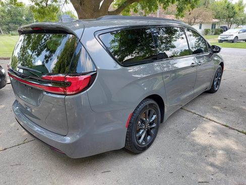 Used 2021 Chrysler Pacifica Touring w/ S Appearance Package image 9