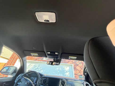 Used 2022 Toyota Tacoma TRD Sport w/ Technology Package image 16