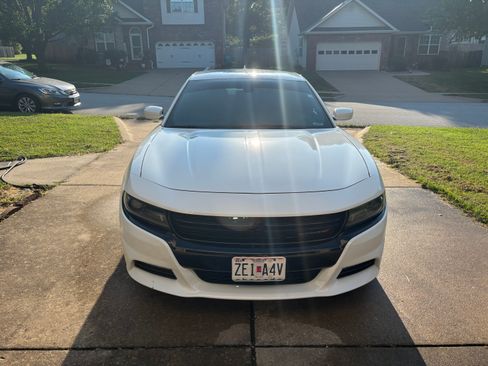 Used 2015 Dodge Charger SXT RWD image 2