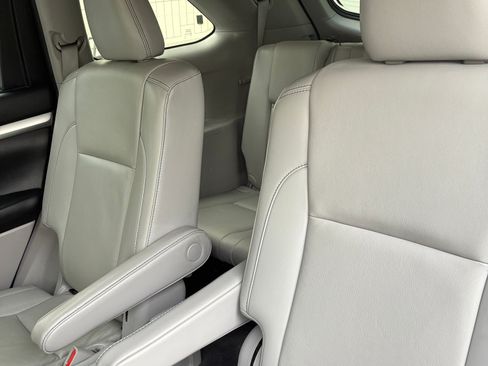 Used 2019 Toyota Highlander XLE image 16