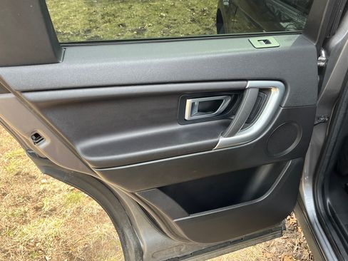 Used 2017 Land Rover Discovery Sport SE image 12