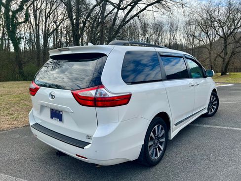 Used 2018 Toyota Sienna XLE image 2