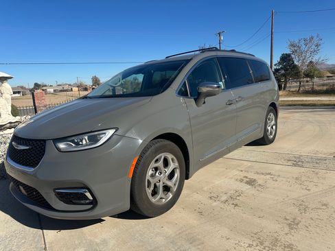 Used 2022 Chrysler Pacifica Limited image 4