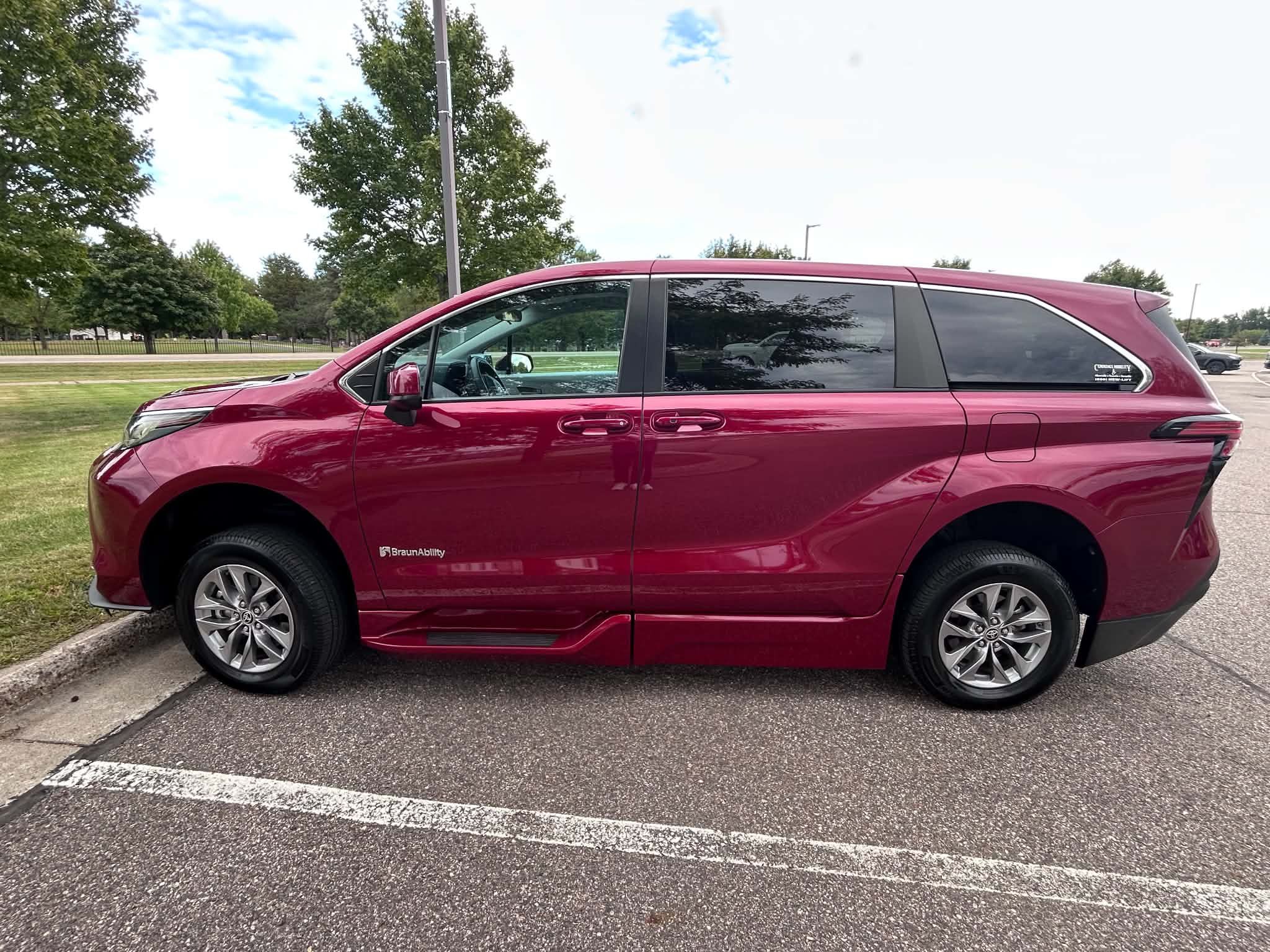 Used 2022 Toyota Sienna LE FWD image 1