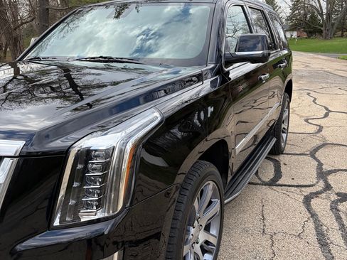 Used 2018 Cadillac Escalade Luxury image 2
