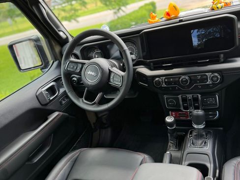 Used 2025 Jeep Wrangler Unlimited Rubicon image 8