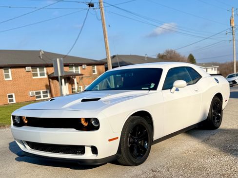 Used 2018 Dodge Challenger SXT image 1