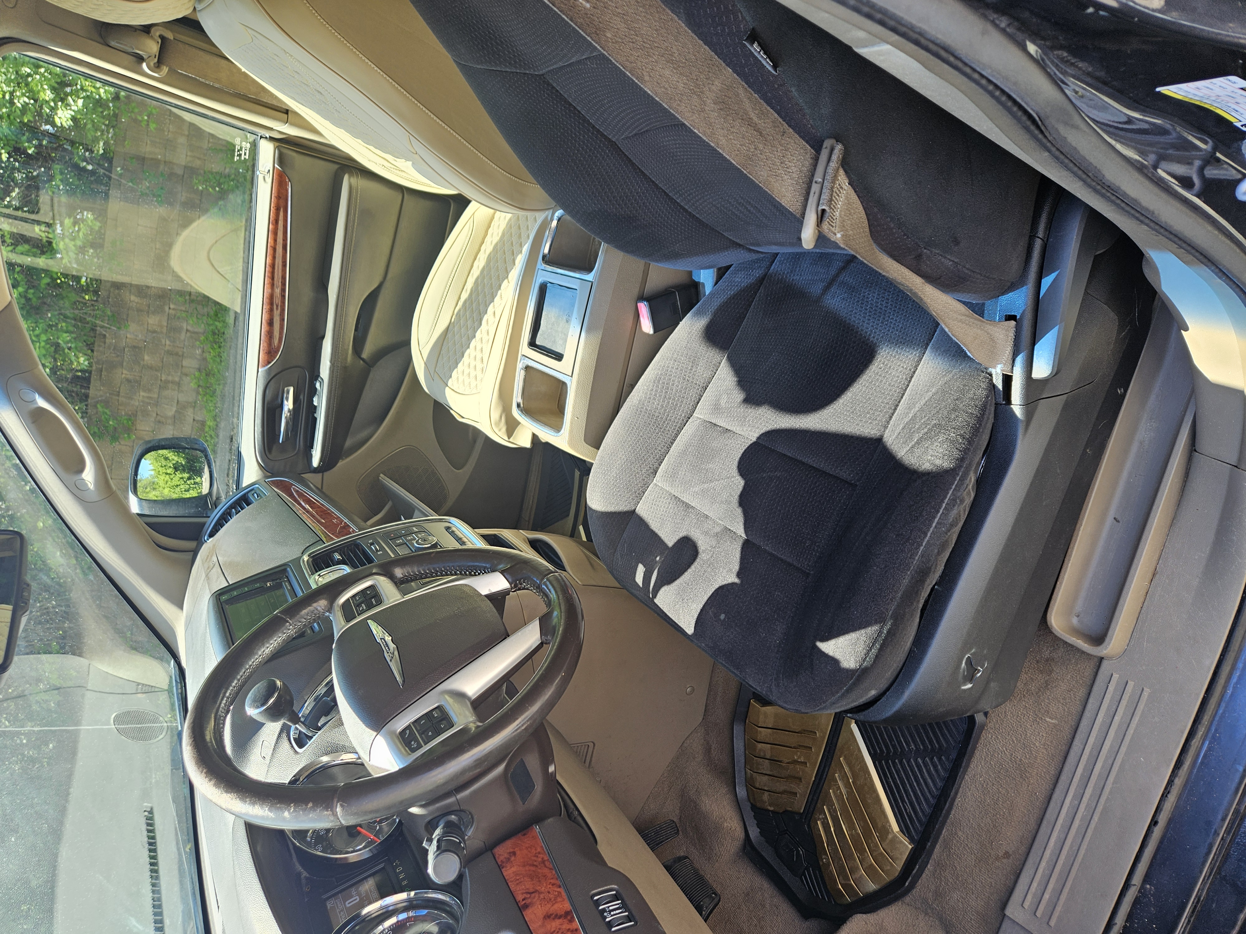 Used 2014 Chrysler Town & Country Touring FWD image 11