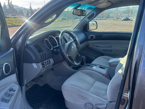 Used 2011 Toyota Tacoma PreRunner w/ SR5 Pkg #2 image 9