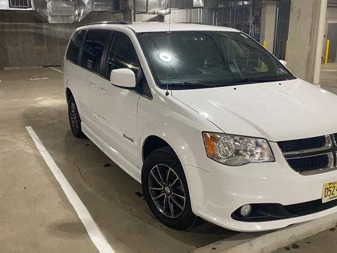 Used 2017 Dodge Grand Caravan SXT image 5