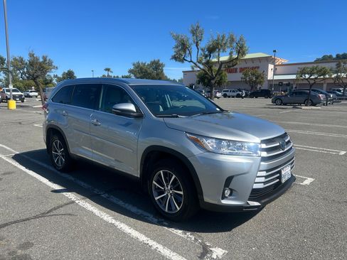 Used 2019 Toyota Highlander XLE image 11