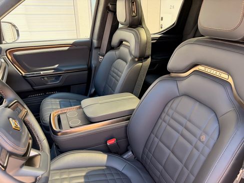 Used 2026 Rivian R1T Premium image 15