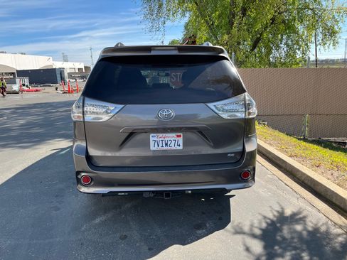 Used 2017 Toyota Sienna SE Premium image 6