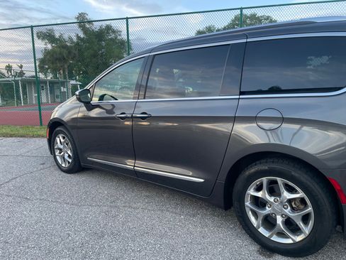 Used 2018 Chrysler Pacifica Limited FWD image 9