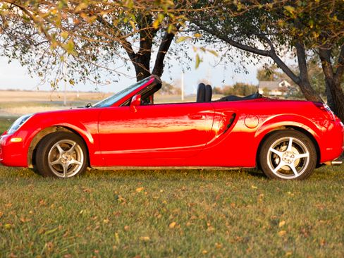 Used 2005 Toyota MR2 image 11