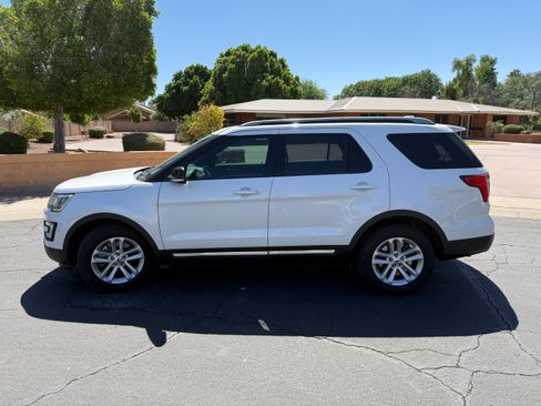 Used 2017 Ford Explorer XLT w/ Equipment Group 202A FWD image 1
