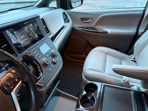 Used 2016 Toyota Sienna XLE Premium image 17