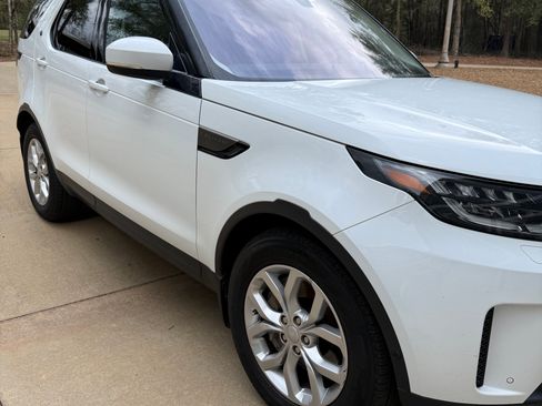 Used 2019 Land Rover Discovery SE image 2