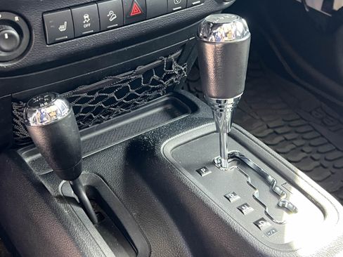 Used 2015 Jeep Wrangler Unlimited Rubicon image 13