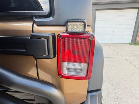 Used 2015 Jeep Wrangler Unlimited Rubicon image 12