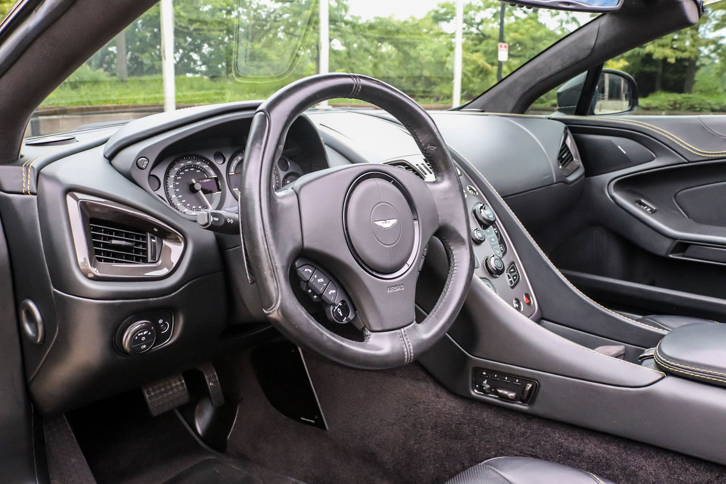Used 2015 Aston Martin Vanquish Volante RWD image 21