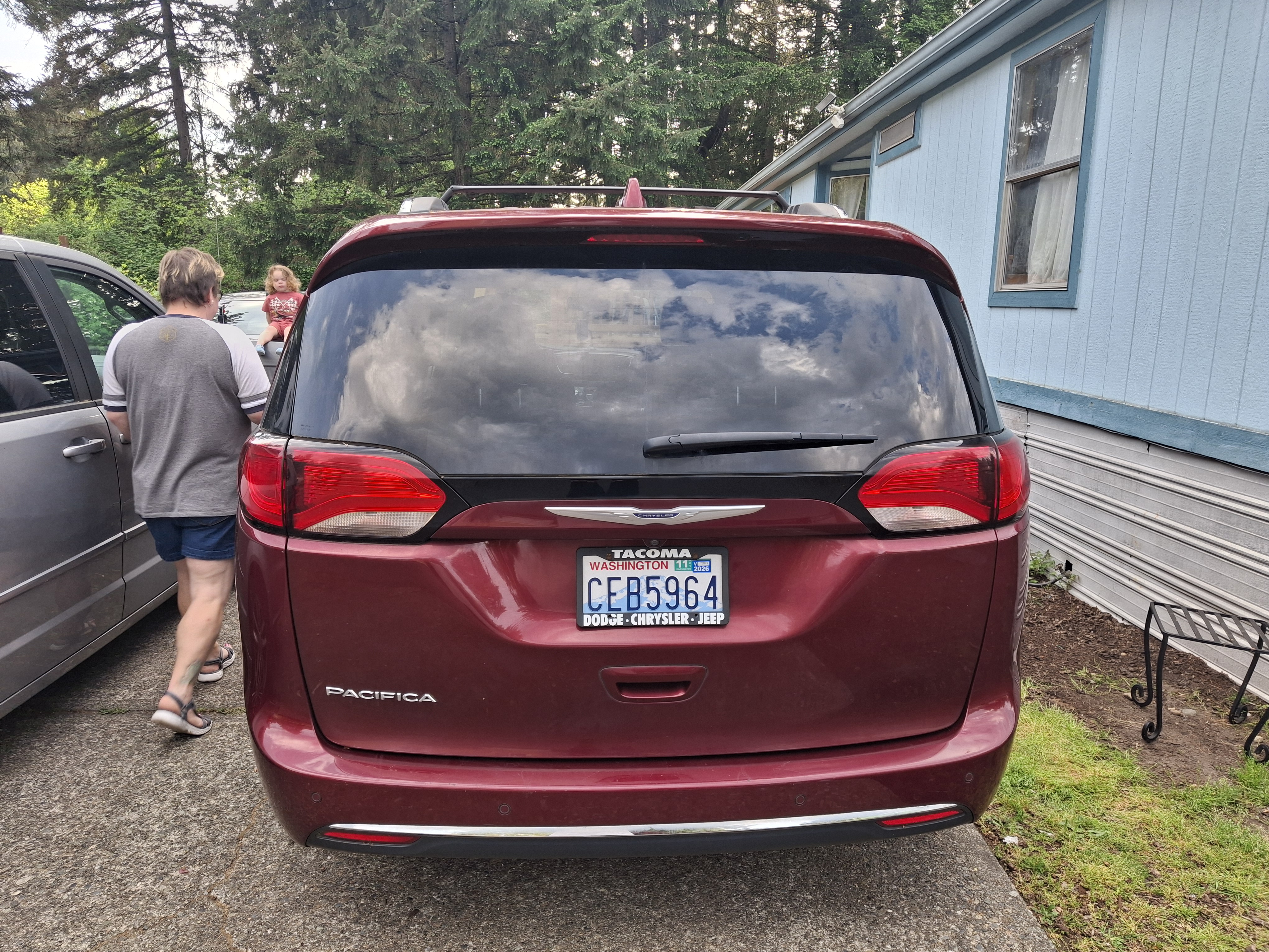 Used 2020 Chrysler Pacifica Touring-L FWD image 2