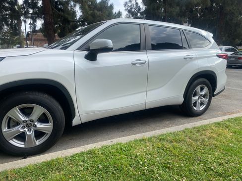 Used 2023 Toyota Highlander L FWD image 1