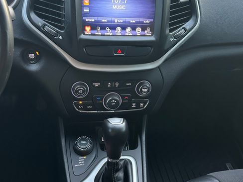 Used 2018 Jeep Cherokee Latitude Plus image 8