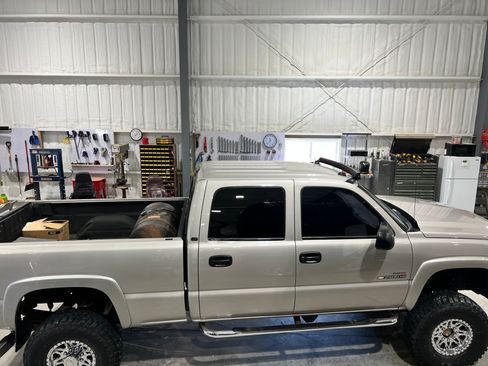 Used 2005 Chevrolet Silverado 2500 LT w/ Heavy-Duty Power Package image 8