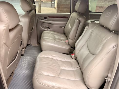 Used 2005 Cadillac Escalade ESV AWD image 16
