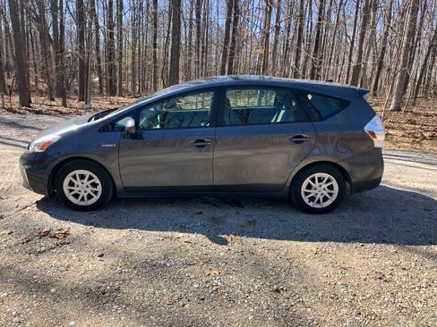 Used 2014 Toyota Prius V Three image 2