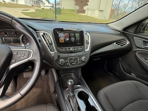 Used 2018 Chevrolet Malibu LT image 15